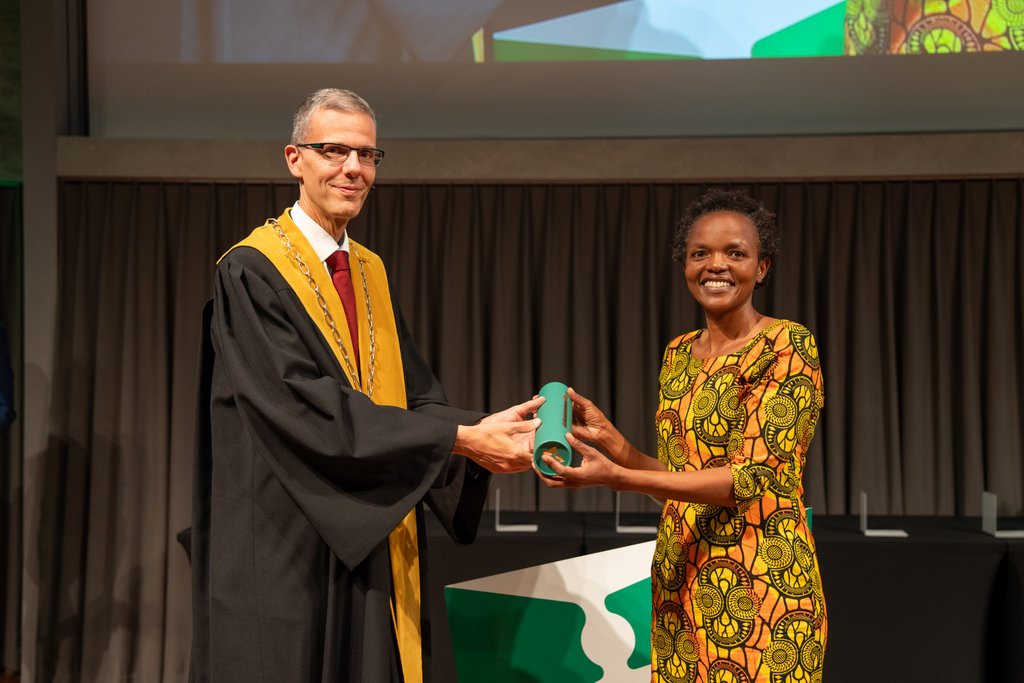 Rose Wangui Kimotho verteidigt erfolgreich ihre Dissertation an der Universität St. Gallen.